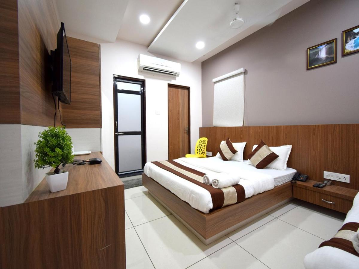 Kalol Hotel Embassy מראה חיצוני תמונה