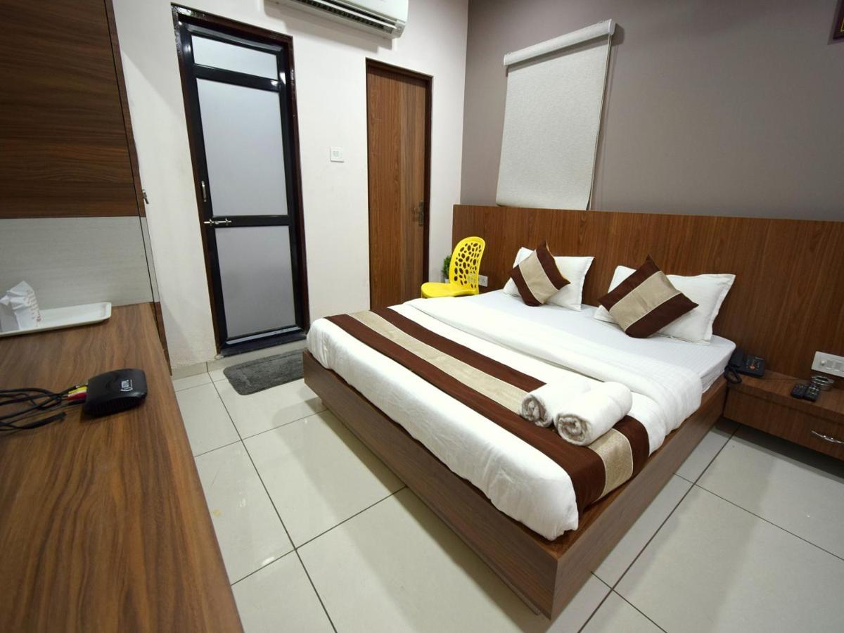 Kalol Hotel Embassy מראה חיצוני תמונה