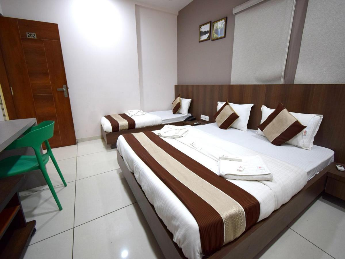 Kalol Hotel Embassy מראה חיצוני תמונה
